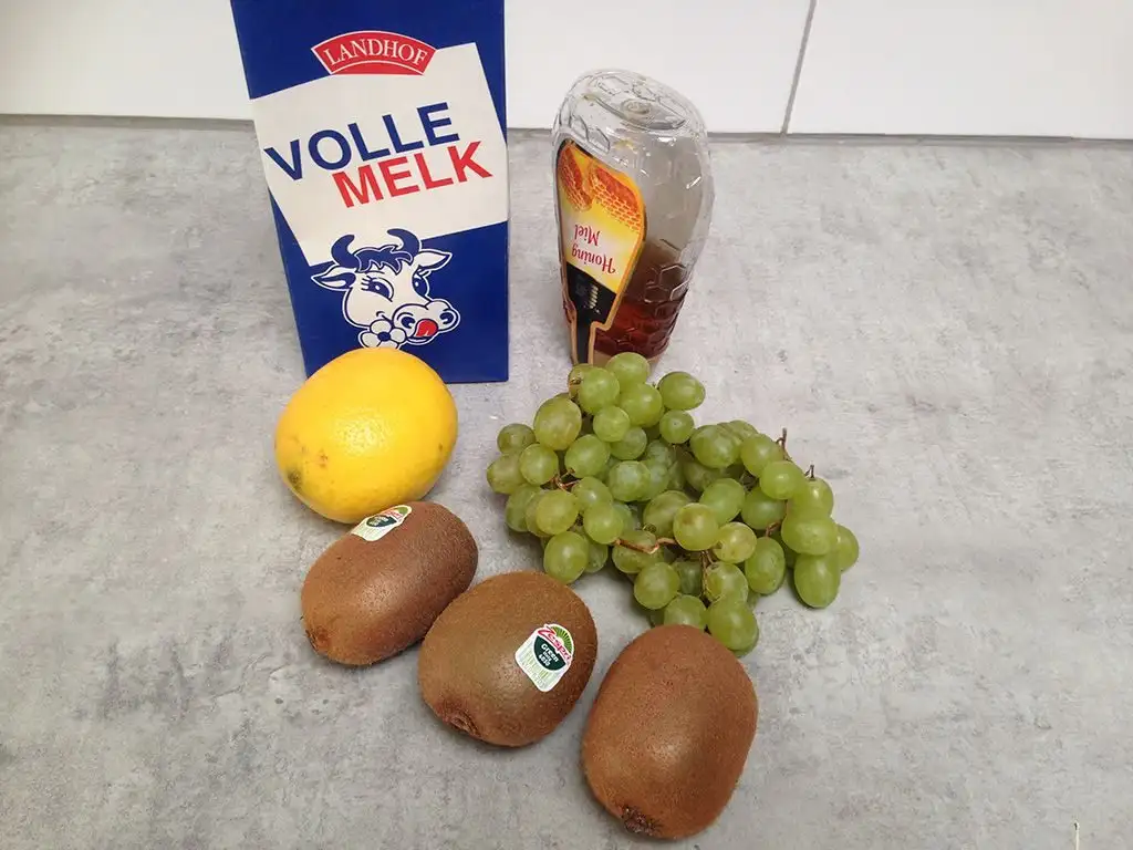 Kiwi and grape smoothie ingredients