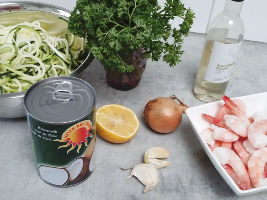 Courgette spaghetti with shrimp and coconut ingredients