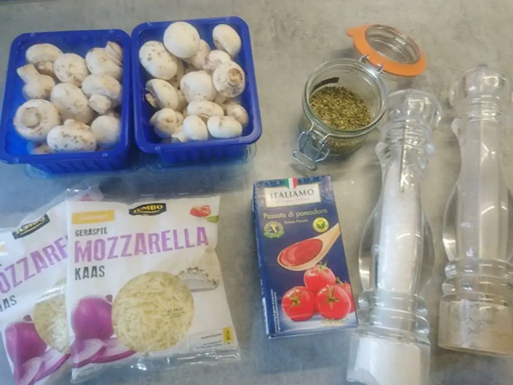 Pizza funghi (mushroom pizza) ingredients