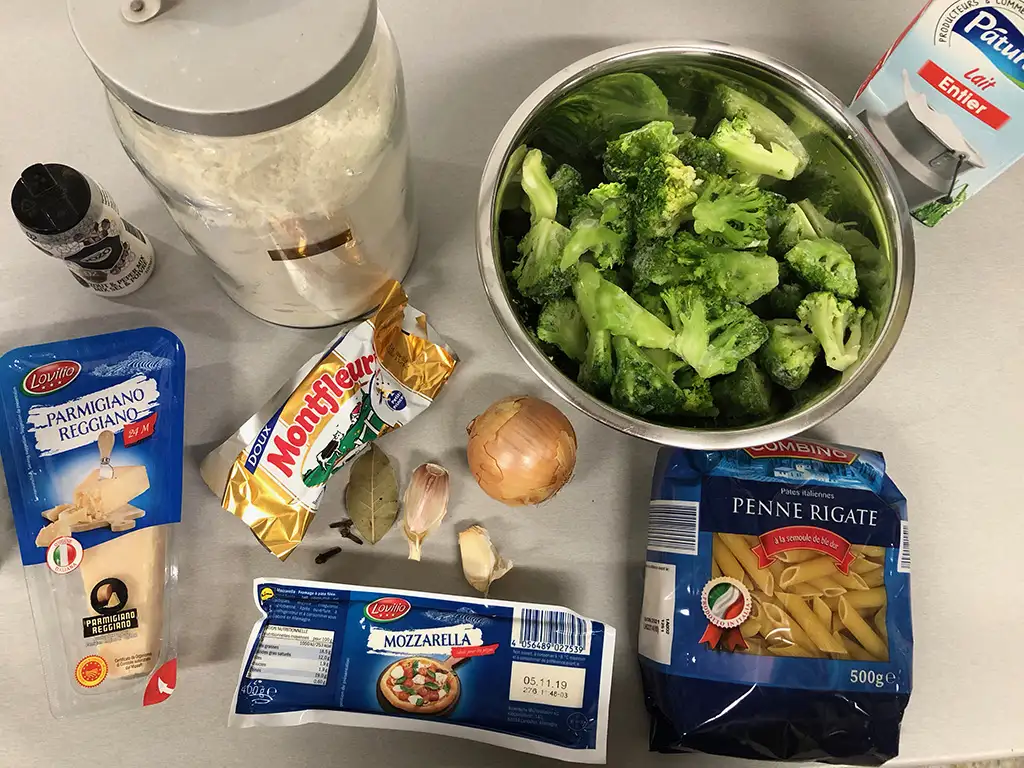 Pasta and broccoli bake ingredients