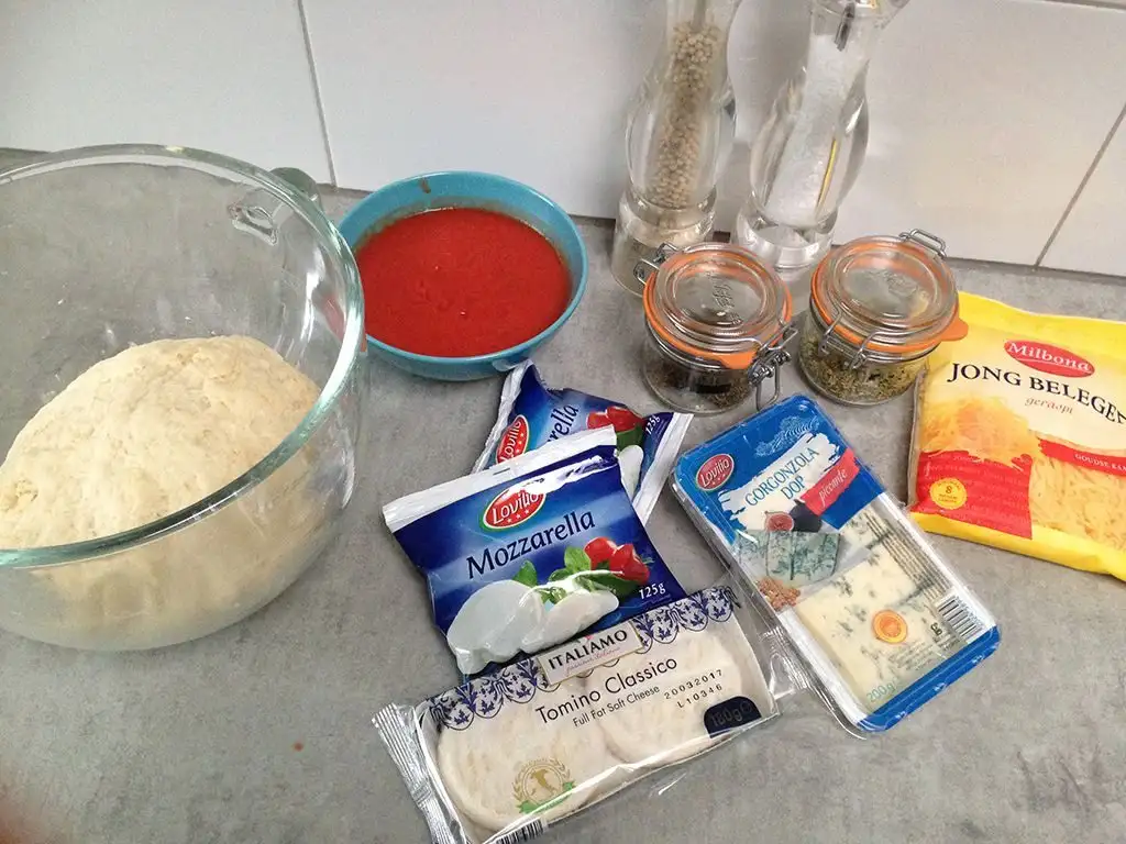 Quattro formaggi pizza ingredients