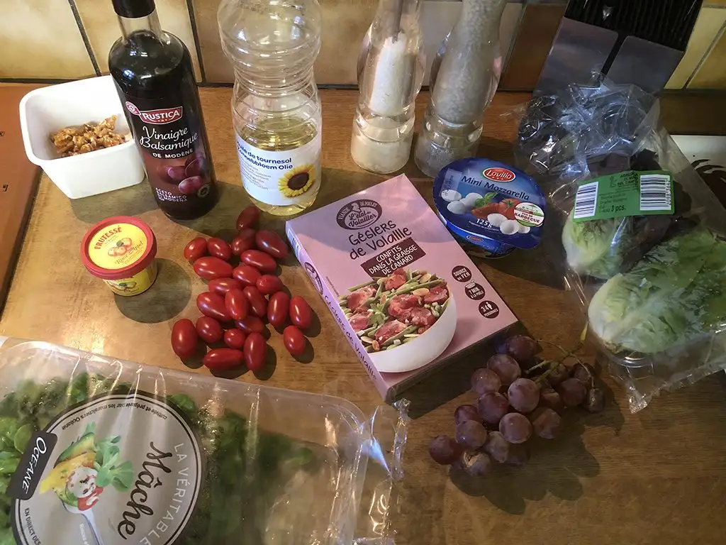 Salad with mozzarella, grapes and molasses dressing ingredients