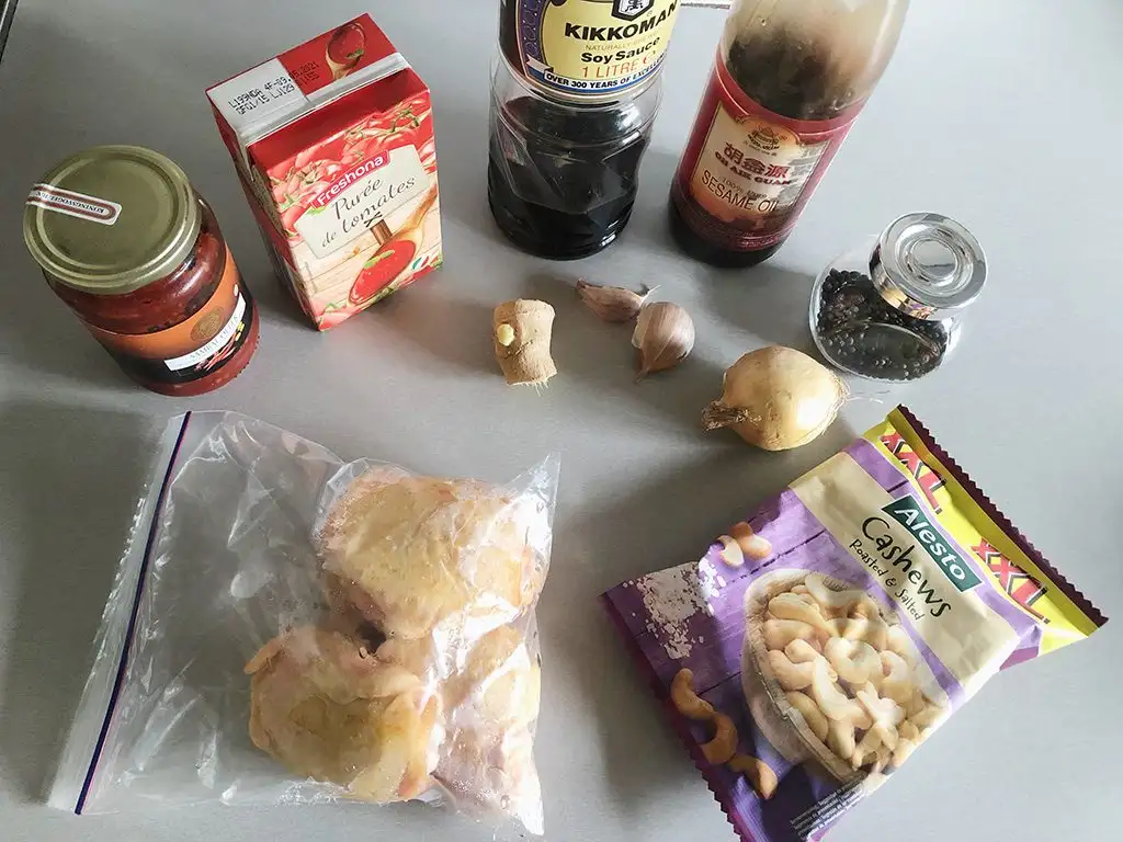 Slow cooker chicken thighs with tomato sauce ingredients