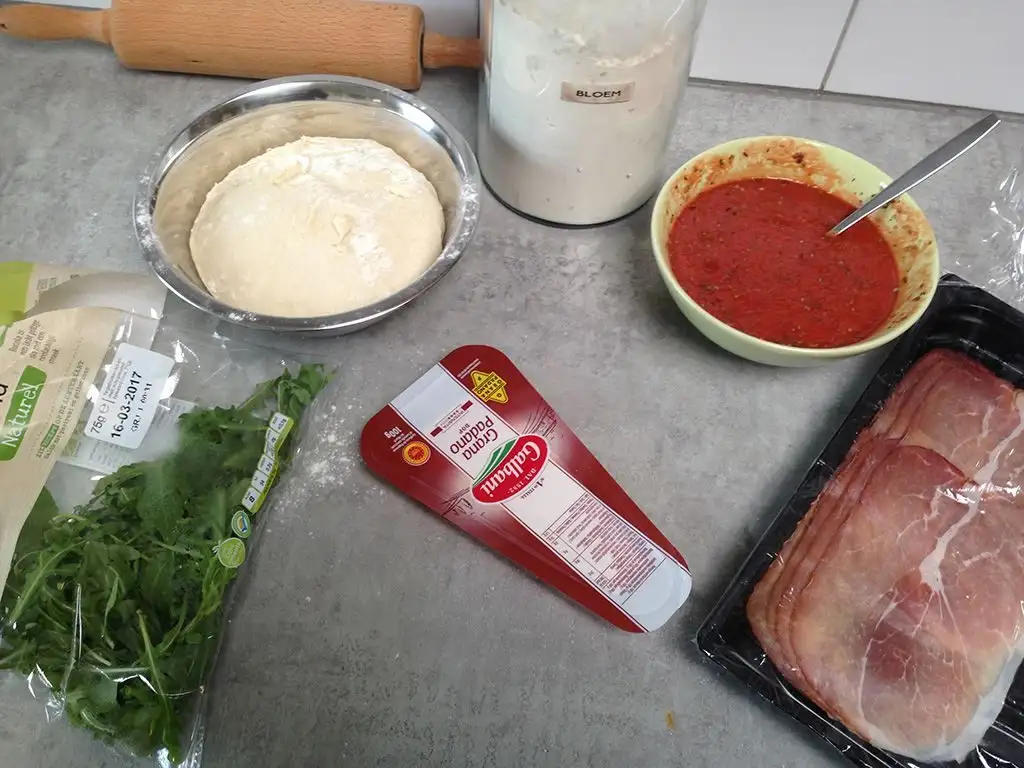 Serrano ham and rocket pizza ingredients