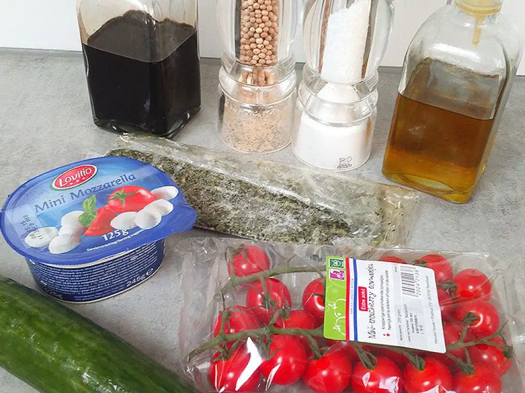 Spiral cucumber mini mozzarella salad ingredients