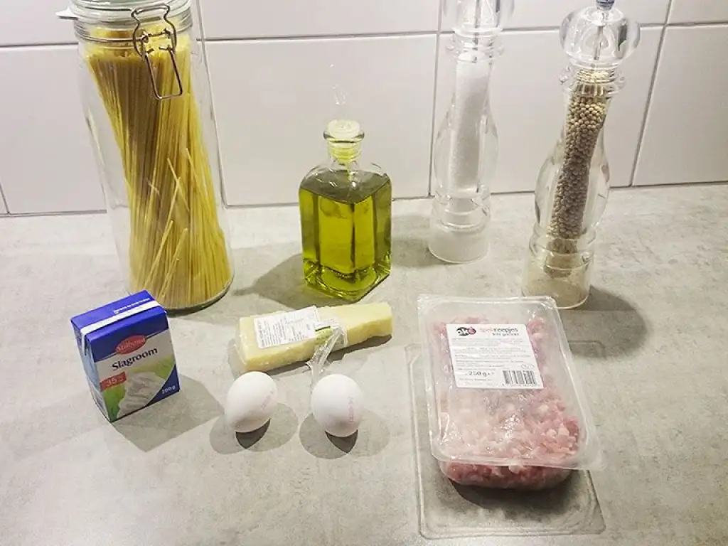 Spaghetti carbonara ingredients