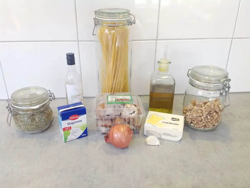 Pasta with mushroom sauce ingredients