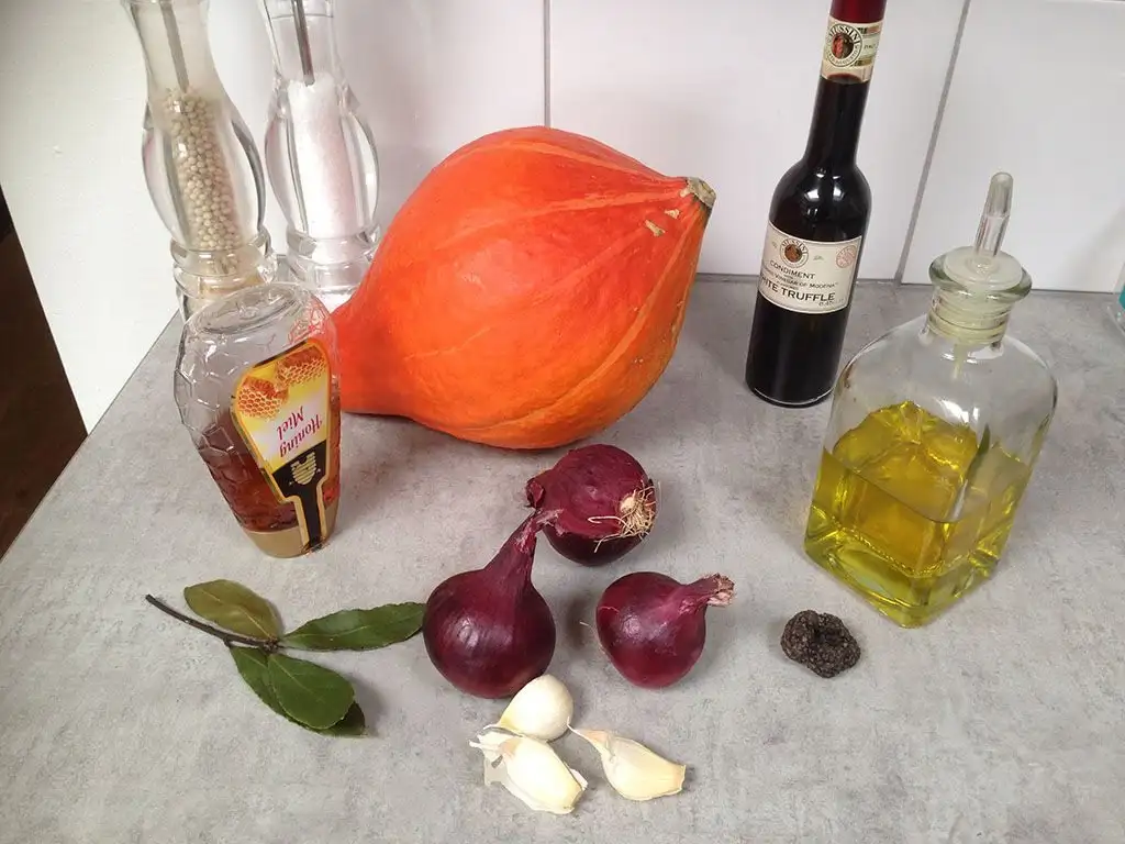 Oven-roasted pumpkin with red onion and truffle ingredients
