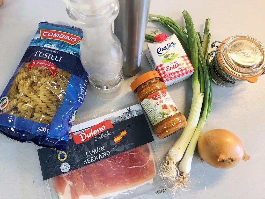 Red pesto pasta with Serrano ham ingredients