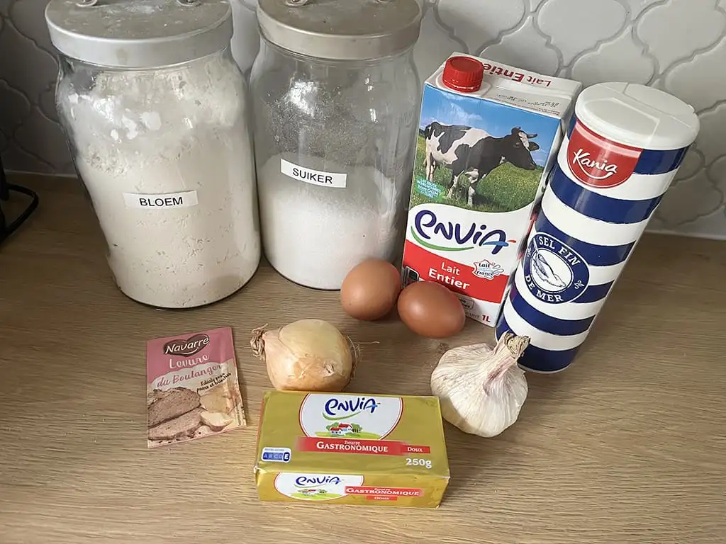 Pull-apart bread with onion and garlic ingredients