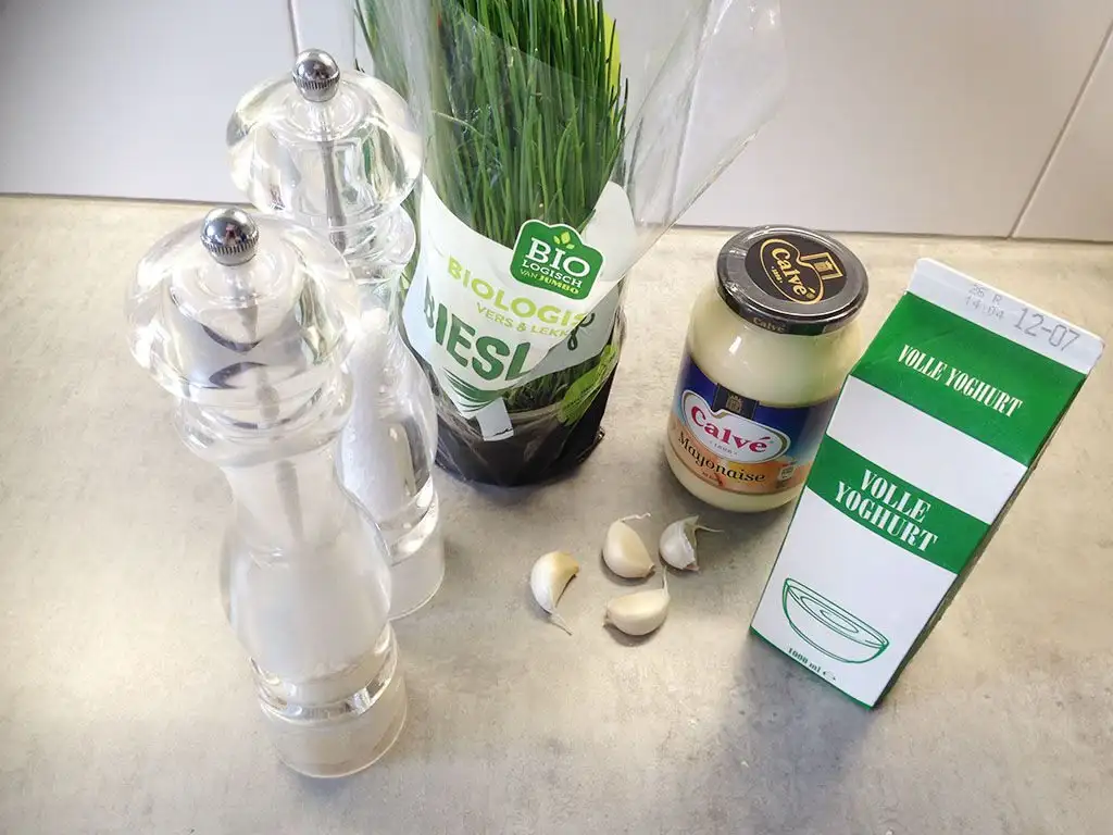 Homemade garlic sauce ingredients