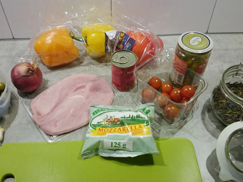 Pizza mozzarella with ham and peppers ingredients