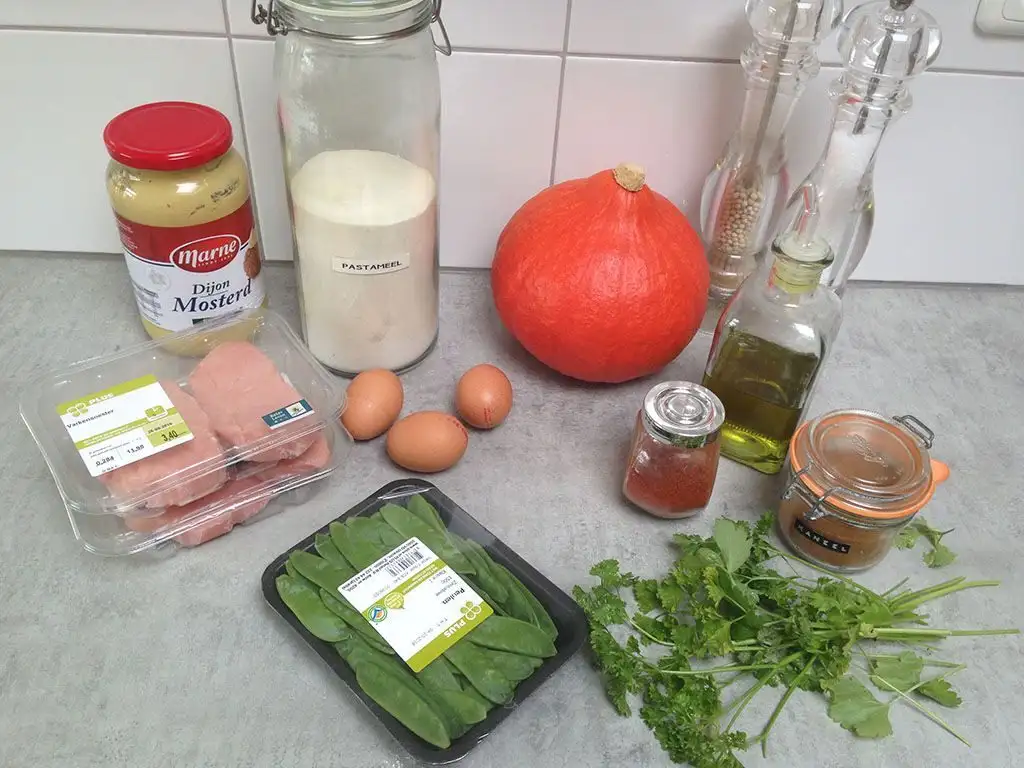 Pork medallions with mustard and cinnamon ingredients