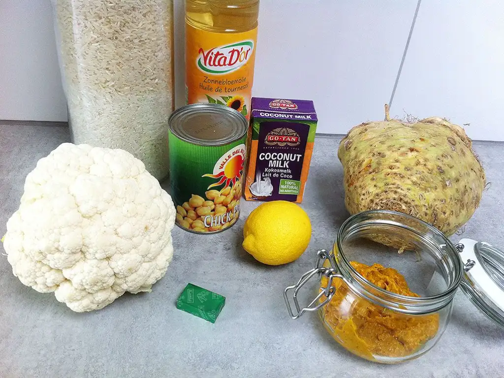 Spicy cauliflower and chickpeas curry ingredients