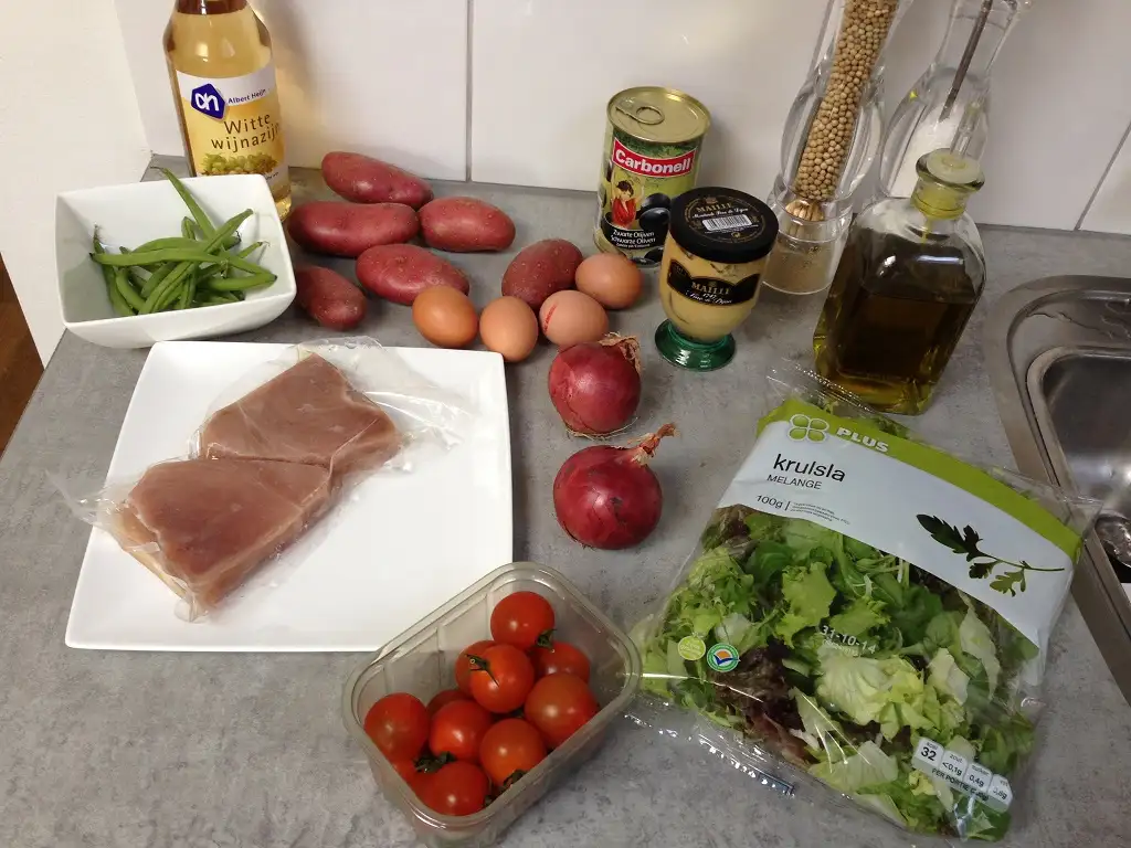 Tuna niçoise salad ingredients