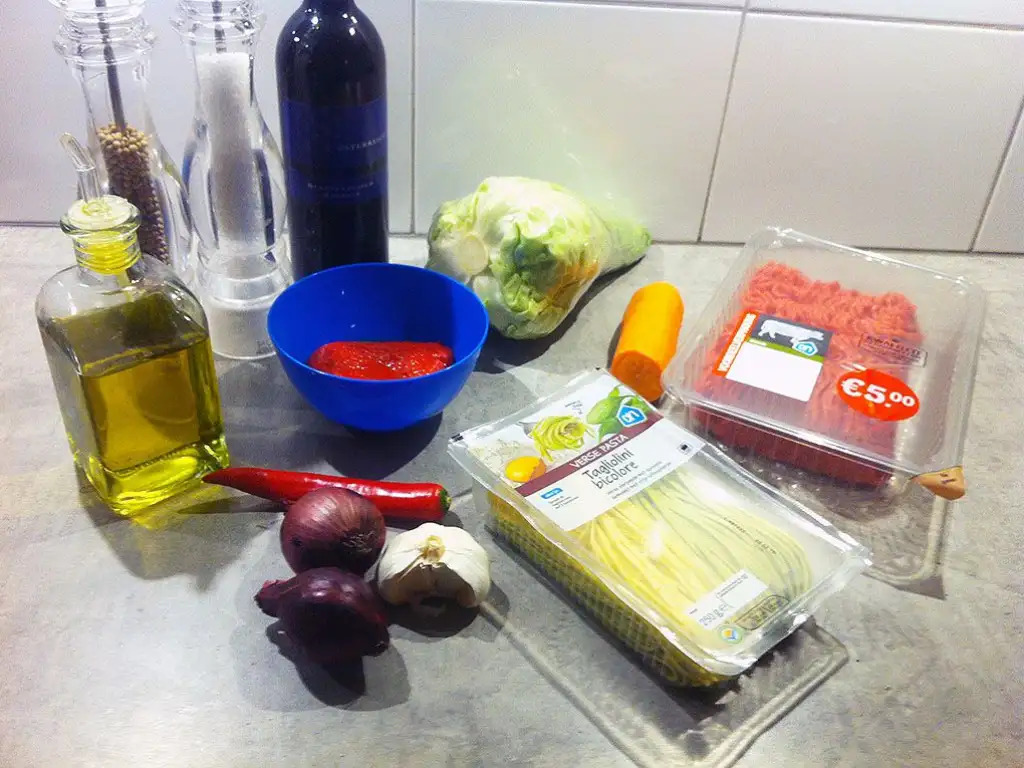 Beefy roasted bell pepper pasta ingredients