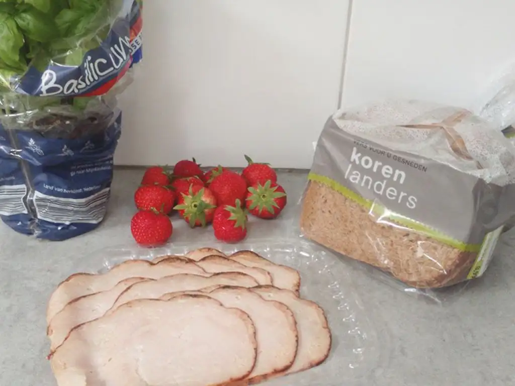 Chicken strawberry sandwich ingredients