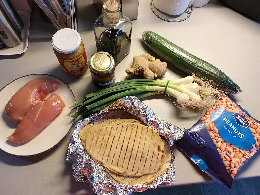 Naan with chicken, atjar and peanuts ingredients