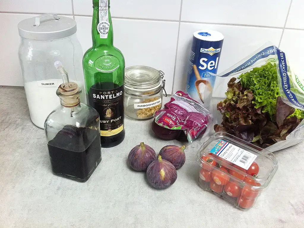 Red beet with figs salad ingredients