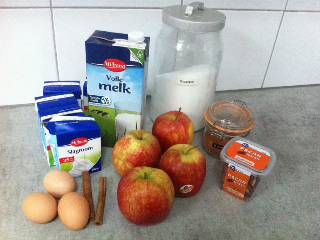 Warm apples and cinnamon ice cream ingredients