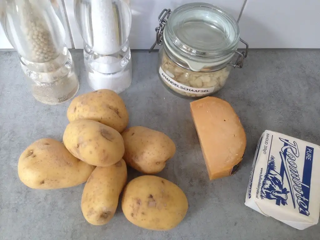 Oven-baked mashed potatoes with cheese ingredients
