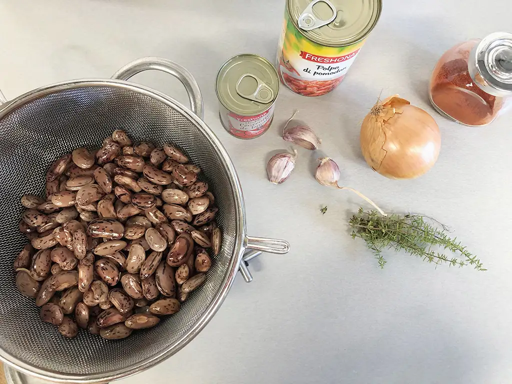 Beans with tomato and onion ingredients