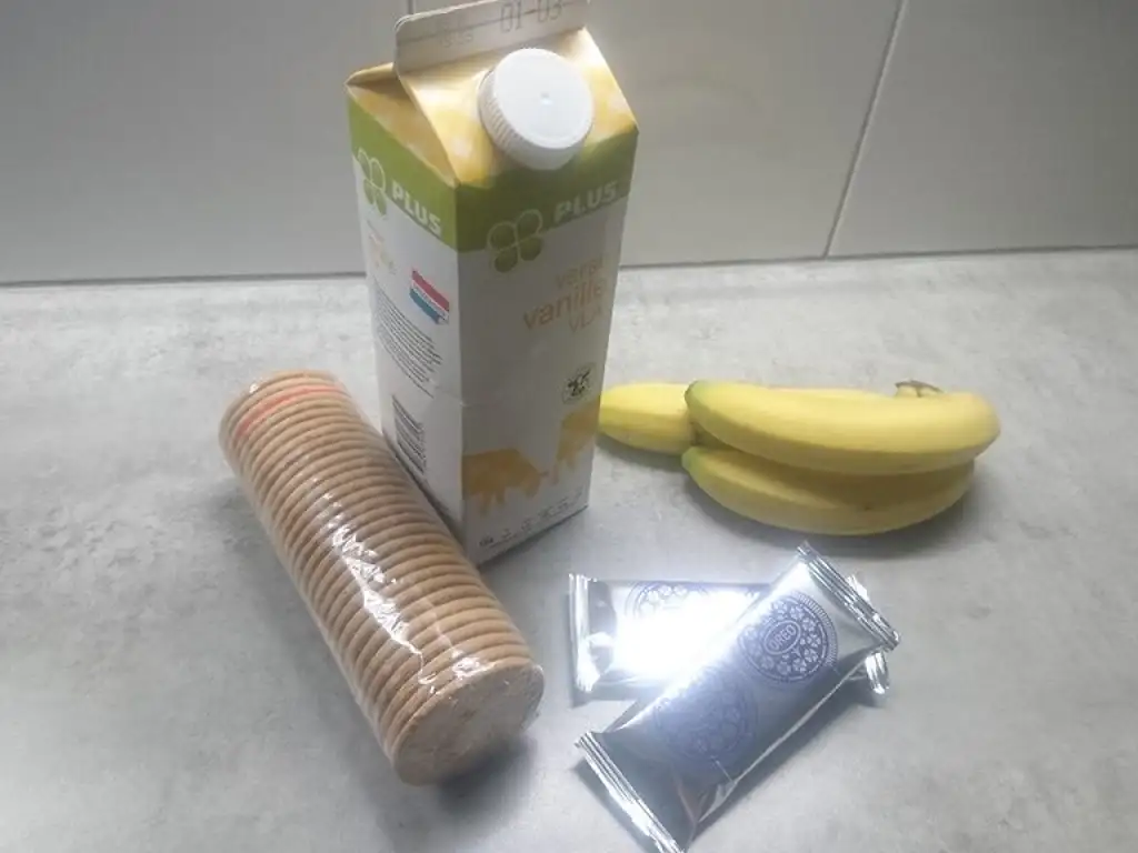Vanilla pudding with banana and oreo cookies ingredients