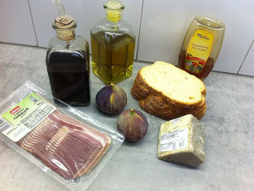 Figs, bacon and blue cheese grilled sandwich ingredients