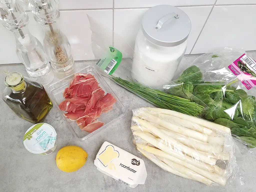 White asparagus and Serrano ham ingredients