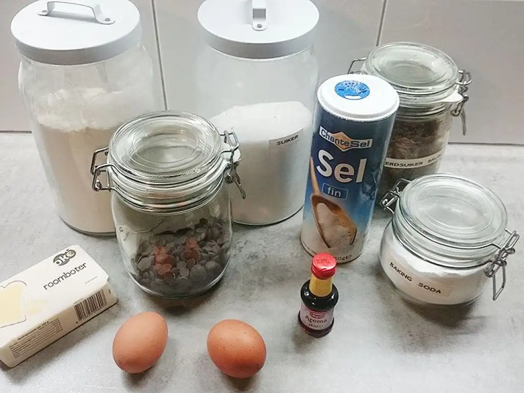 Chocolate chip cookies ingredients