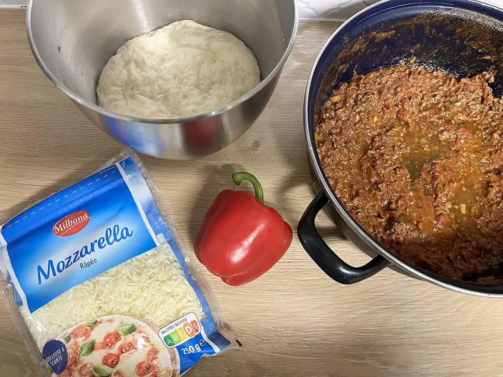 Pizza bolognese ingredients