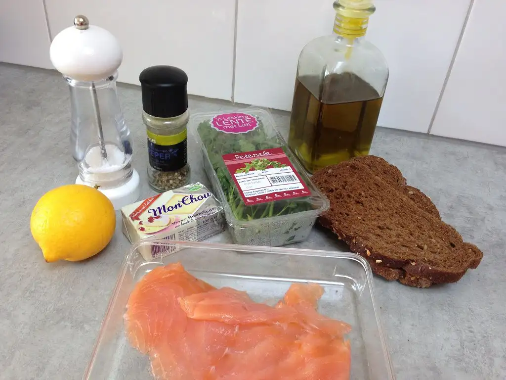 Smoked salmon and herby cream cheese toasts ingredients