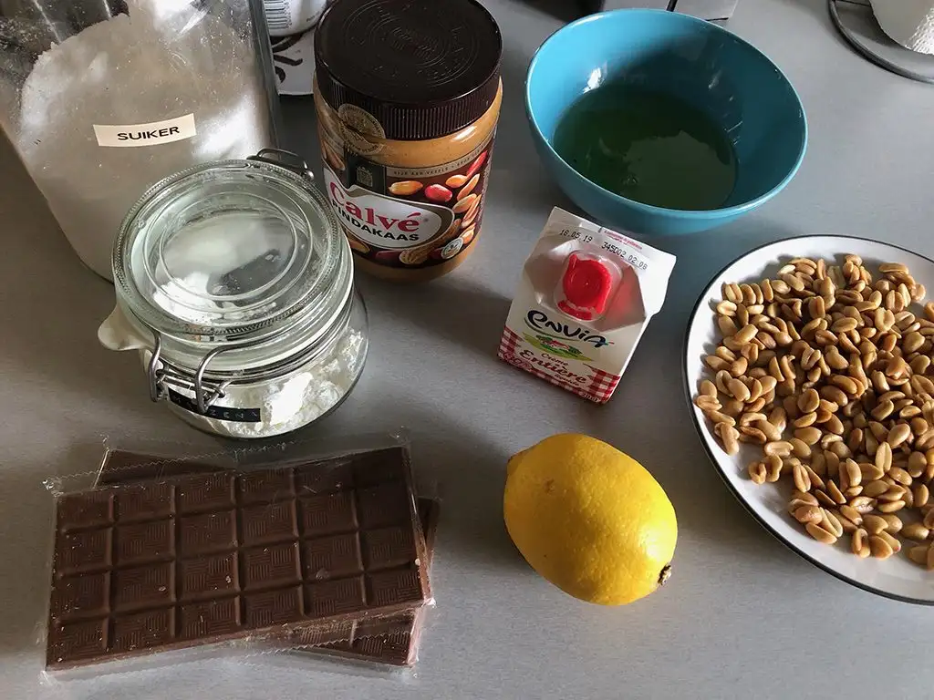 Peanut and chocolate meringue roll ingredients