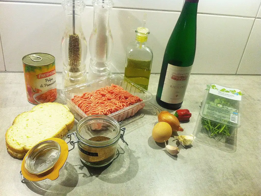 Spanish meatballs in spicy tomato sauce ingredients