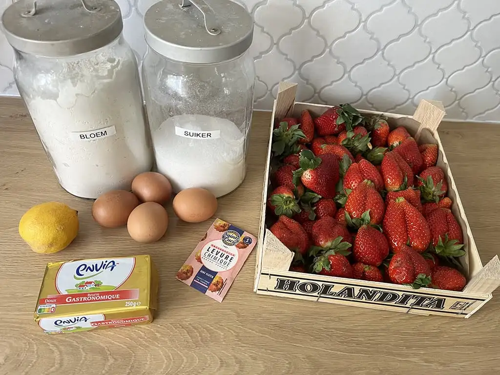 Strawberry cake ingredients