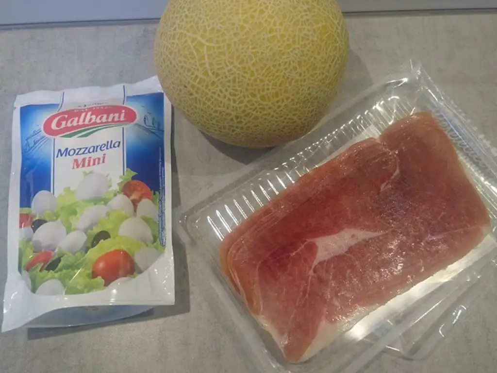 Melon, mozzarella and prosciutto skewers ingredients