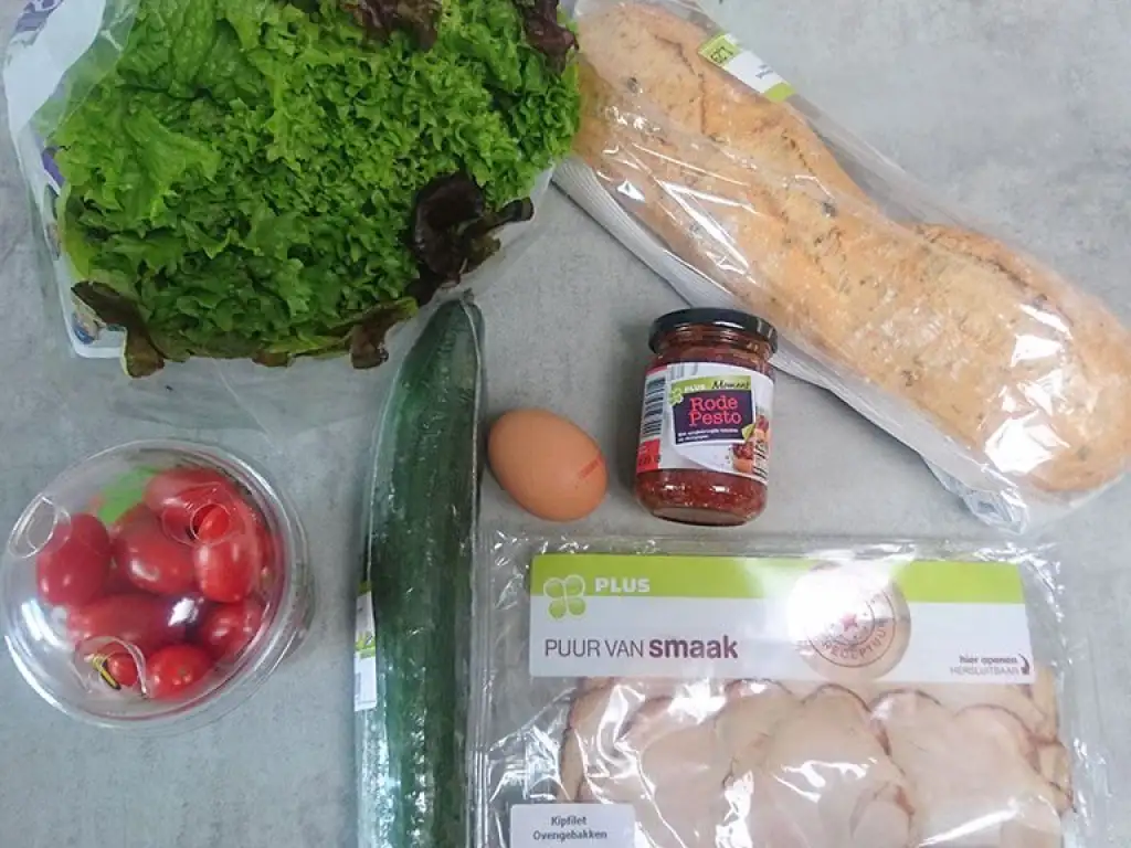 Smoked chicken breast and red pesto sandwich ingredients