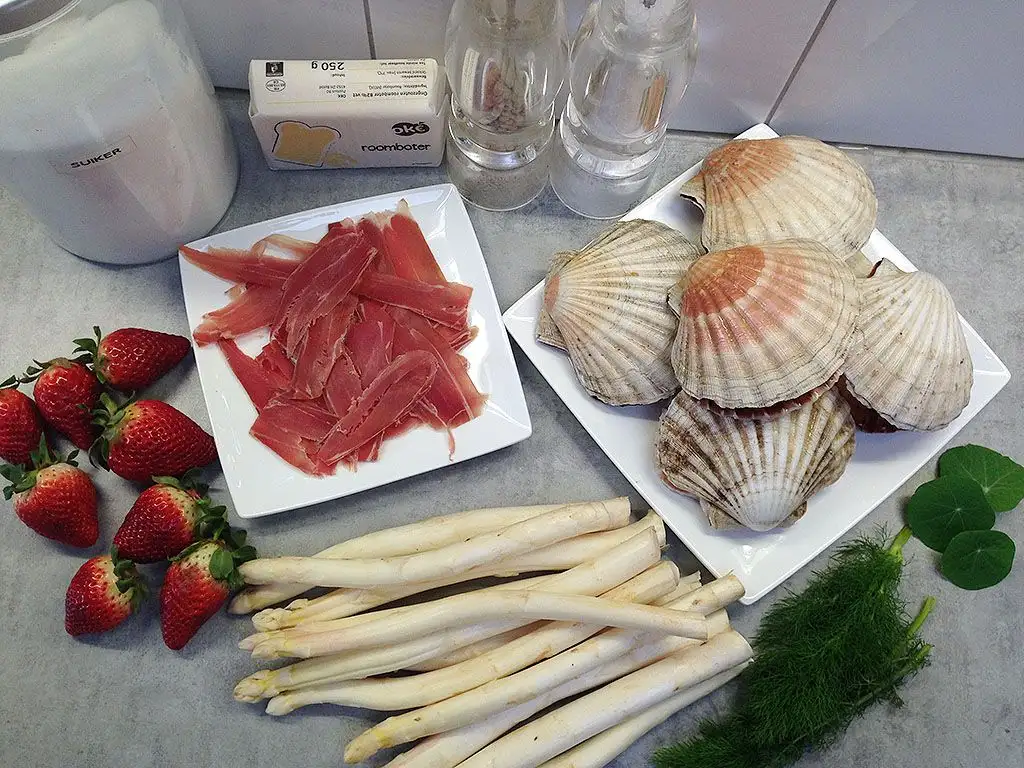 Scallops and asparagus strawberry salad ingredients