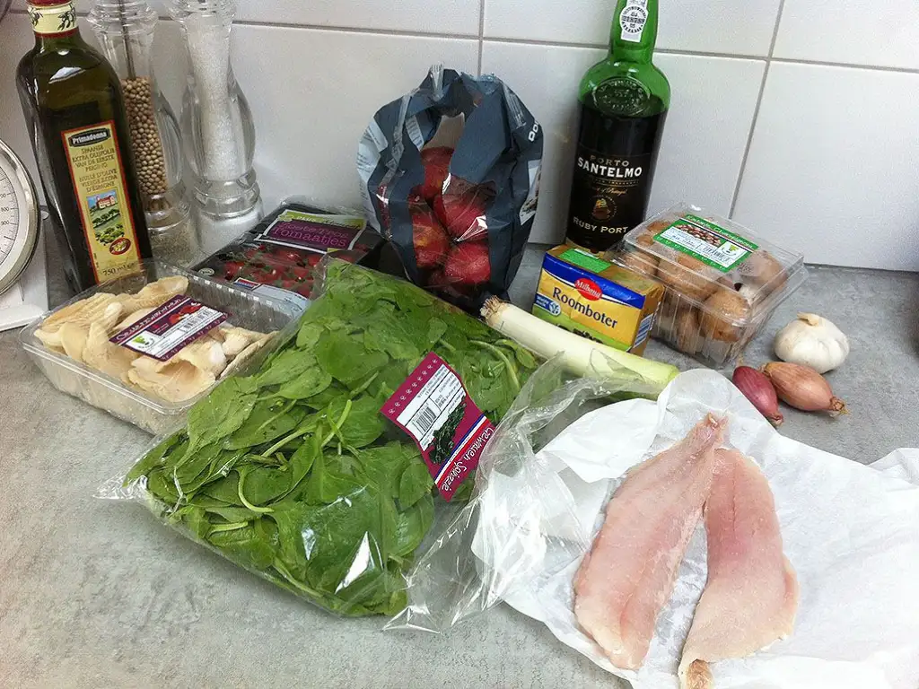 Red perch with spinach and mushrooms ingredients