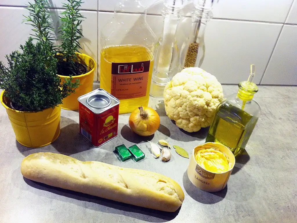 Cheesy cauliflower soup ingredients