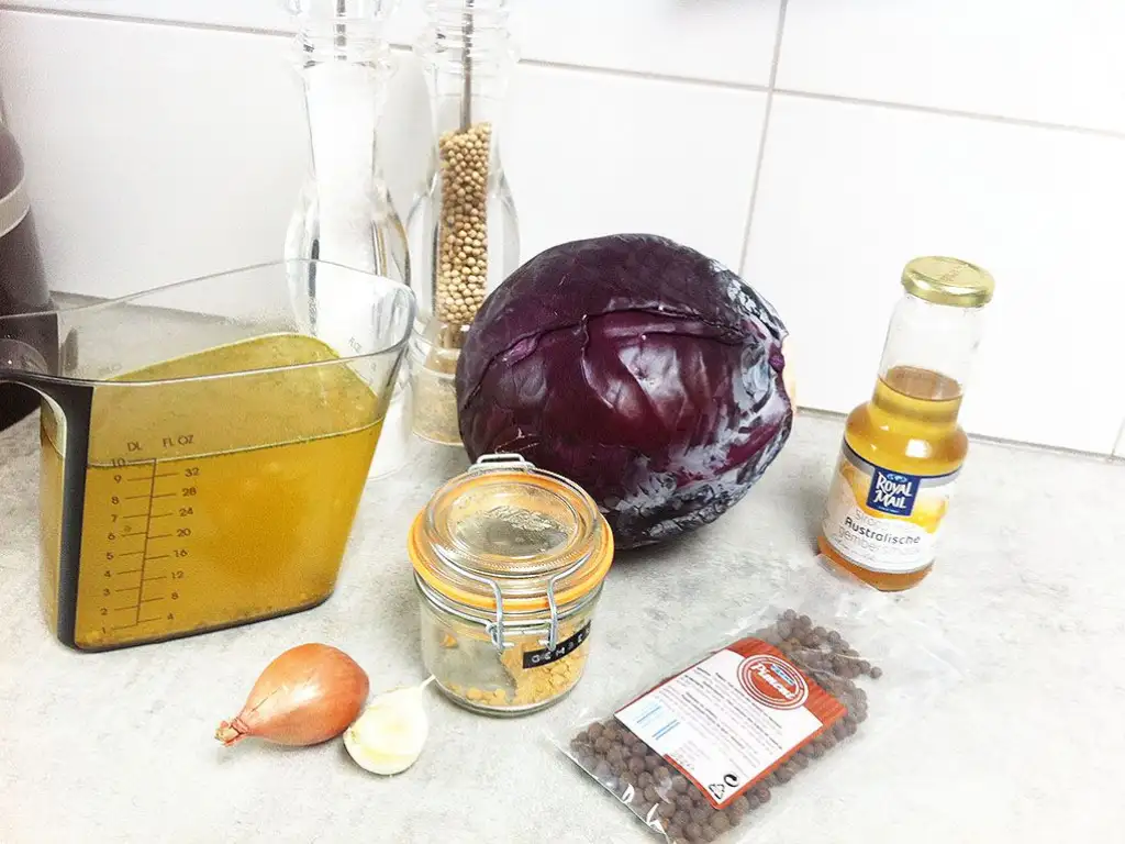 Red cabbage soup ingredients