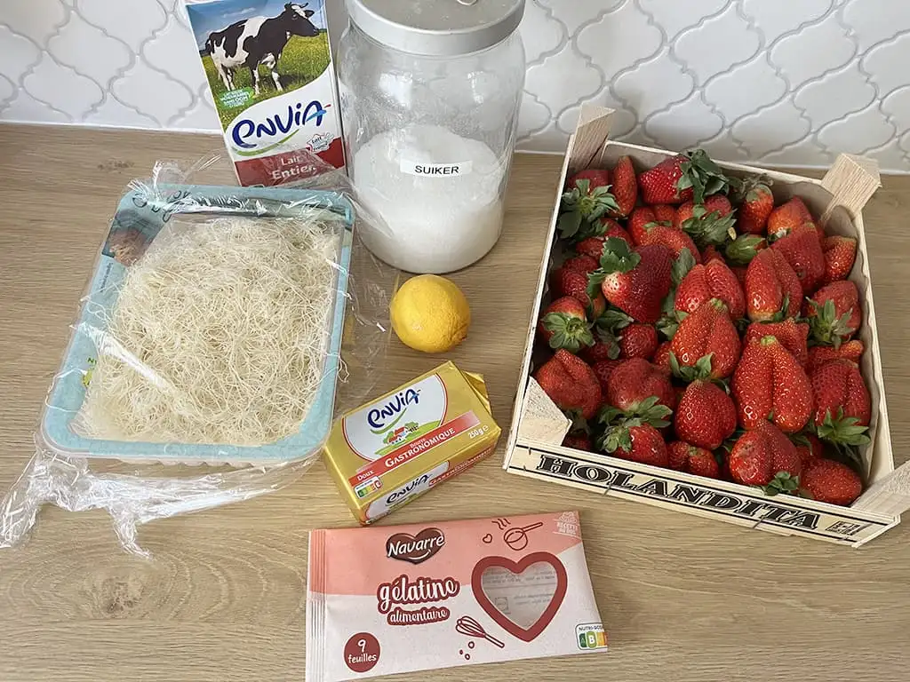 Strawberry pudding ingredients