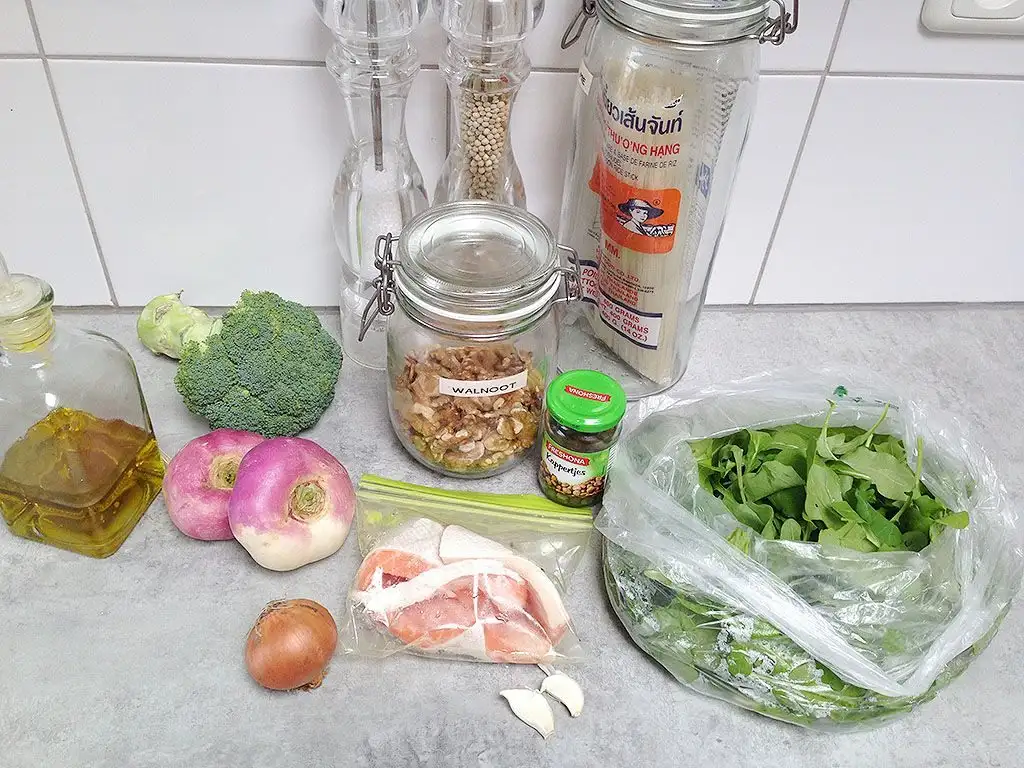 Salmon with arugula pesto and rice noodles ingredients