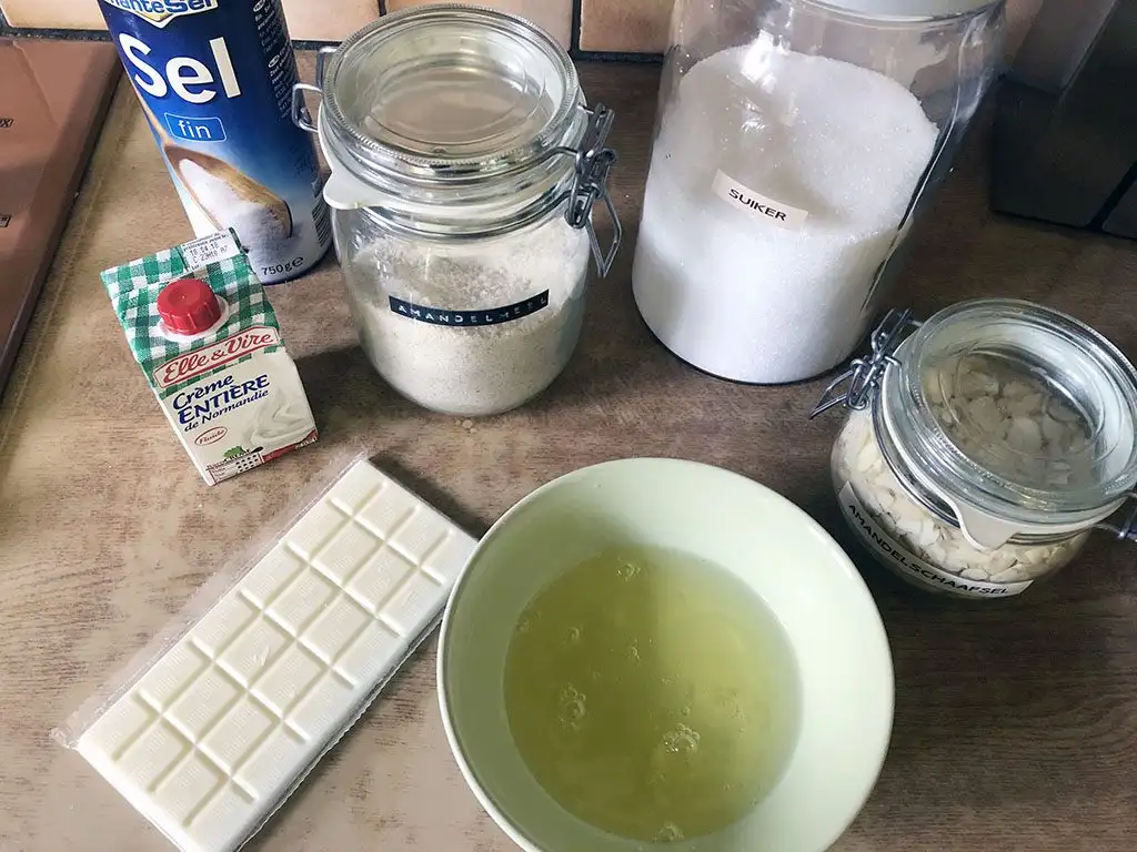 Almond and white chocolate mini pavlova ingredients