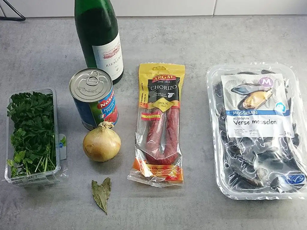 Spanish mussels in chorizo and wine sauce ingredients