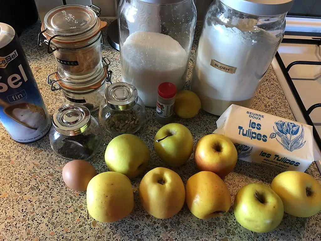 Spiced apple pie ingredients