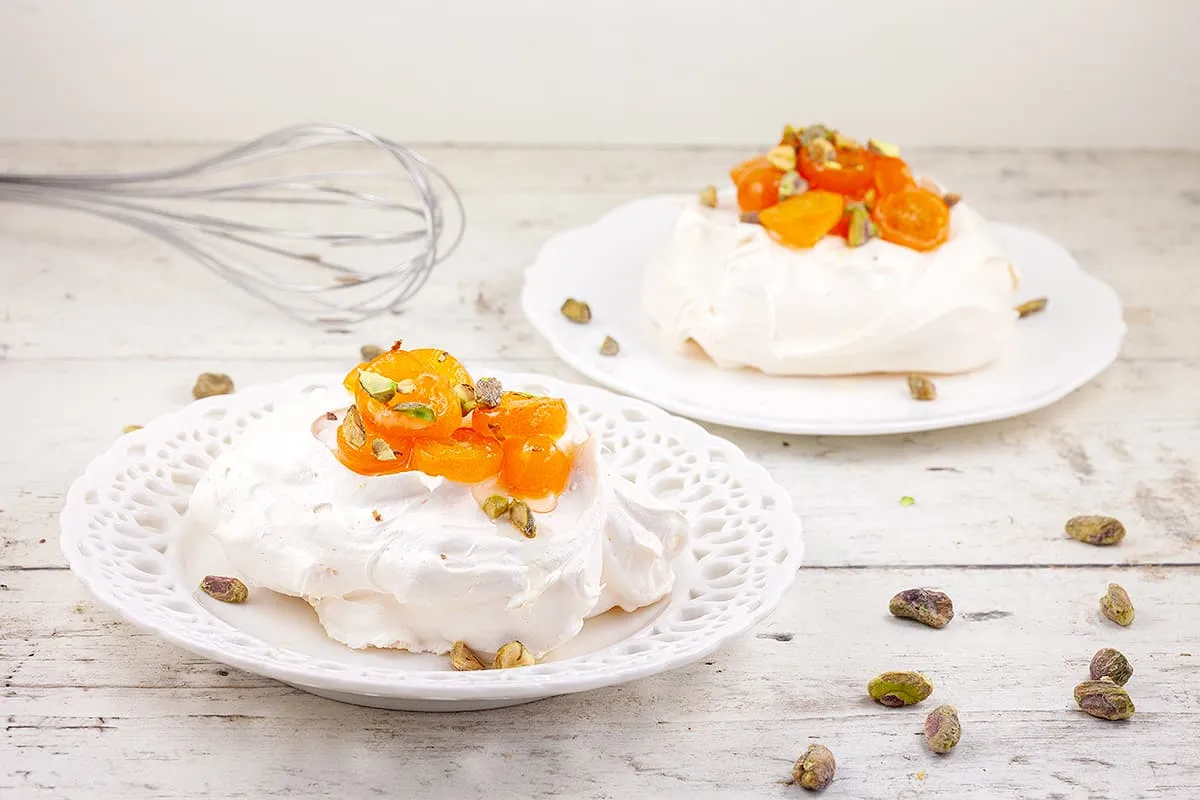 Mini pavlova with kumquats (super soft dessert)