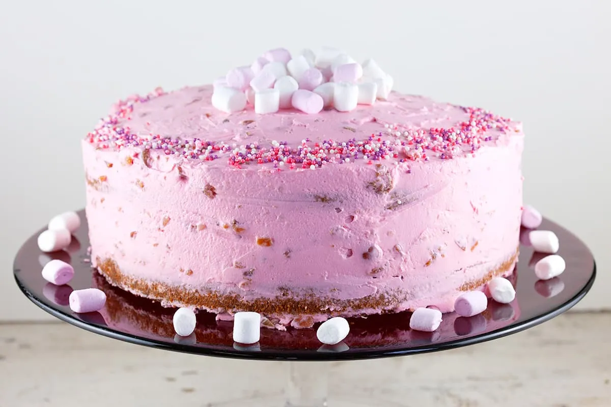 Amarena cherries and mascarpone cake