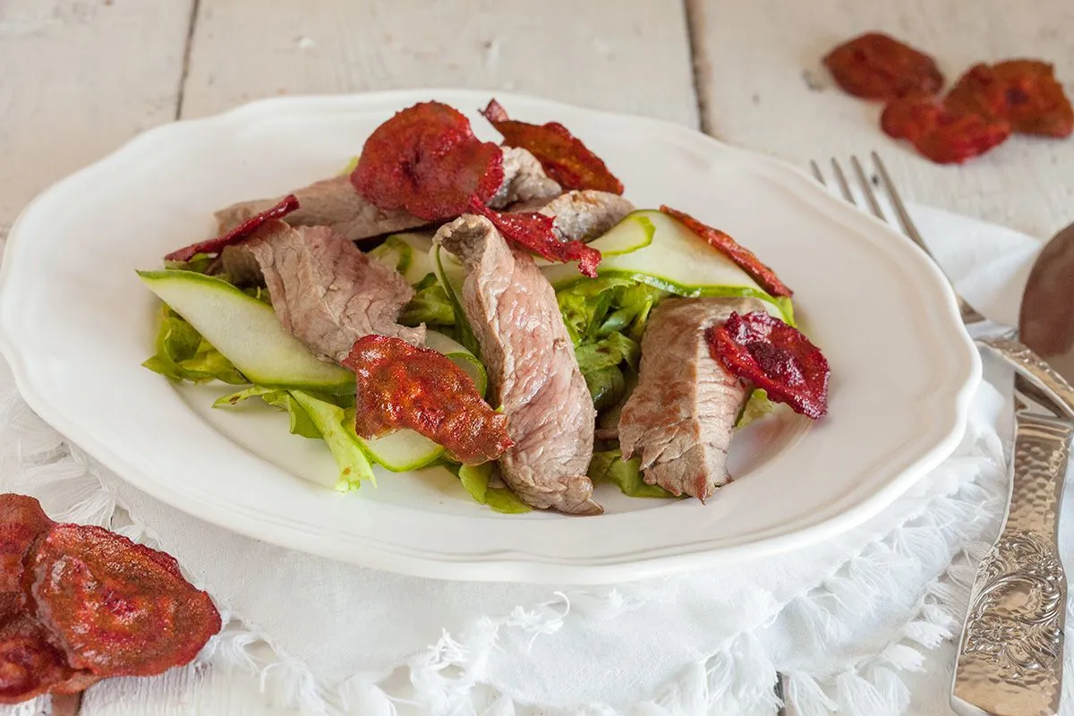 Steak and red beet chips salad