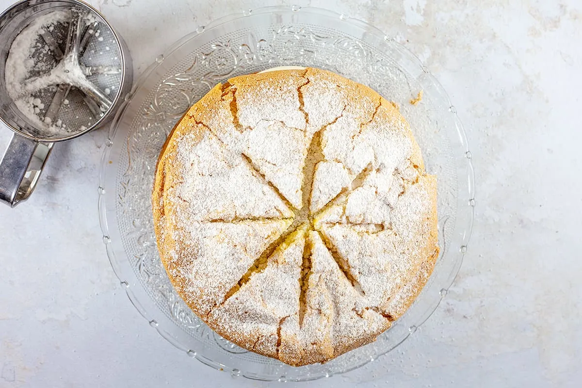 Snowflake cake with advocaat and powdered sugar